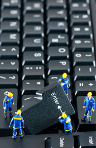 Figuren setzen das OK auf einer Computertastatur wieder ein