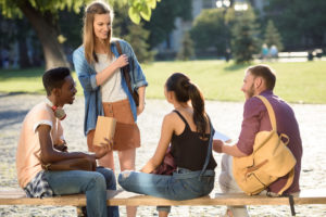 Gruppe von lachenden Studierenden